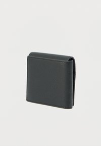 Čierna kožená peňaženka s textúrovaným povrchom, obdĺžnikovým tvarom a skladacím dizajnom. Má viditeľné stehy pozdĺž okrajov.