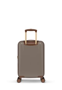 Harde koffer in taupe met een bruine handgreep en vier wielen, rechtop geplaatst tegen een witte achtergrond.