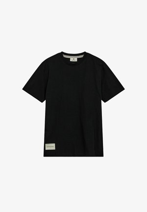 Fekete pamut póló kerek nyakkal, rövid ujjakkal, és egy kis texturált címkével az alsó bal oldalon. Nincsenek minták vagy díszítések.