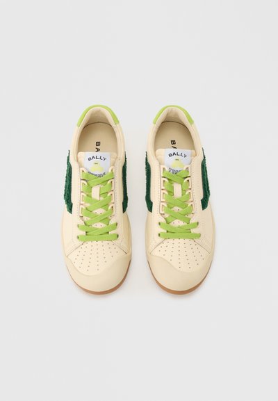 Ζευγάρι κρεμ αθλητικά παπούτσια με πράσινα κορδόνια, πράσινες υφασμάτινες πλαϊνές επιφάνειες και λογότυπο "Bally Tennis" στη γλώσσα, σε θέαση από πάνω.
