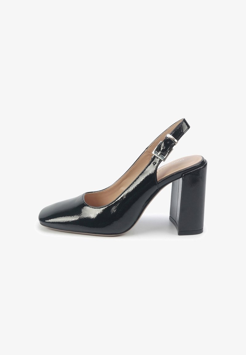 Sorte laklæder slingback pumpe med rund tå, bred blok-hæl og justerbar spænde rem. Glat tekstur og strømlinet design.