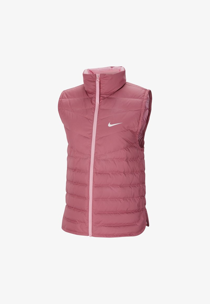 Rosa pufferväst med hög krage, dragkedja framtill och vit Nike-logotyp. Har en kviltad design och inga ärmar, vilket ger isolering utan att ta mycket plats.