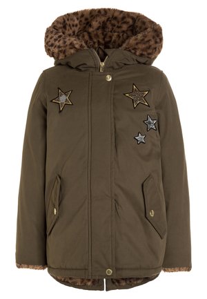 Veste d'hiver kaki à capuche avec doublure en fausse fourrure imprimé léopard et patchs pailletés en forme d’étoiles sur la poitrine.