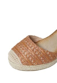 Espadrilles in paglia intrecciata con punta tonda, in tonalità di marrone chiaro e beige, caratterizzate da una parte superiore texture e una suola in juta intrecciata.