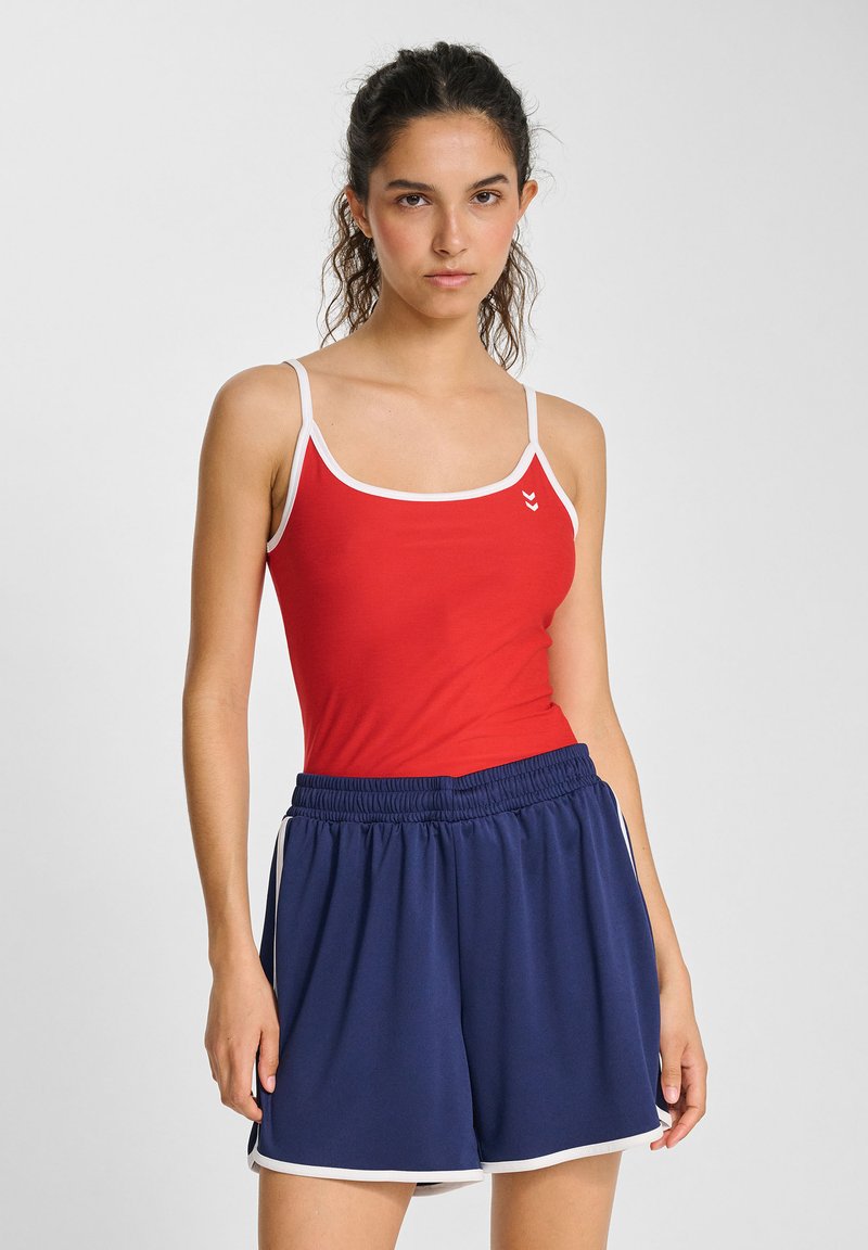 Rode tanktop met witte afwerking en logo, gecombineerd met marineblauwe shorts met witte zijaccenten. Katoenmengsel, ontspannen pasvorm voor comfort.