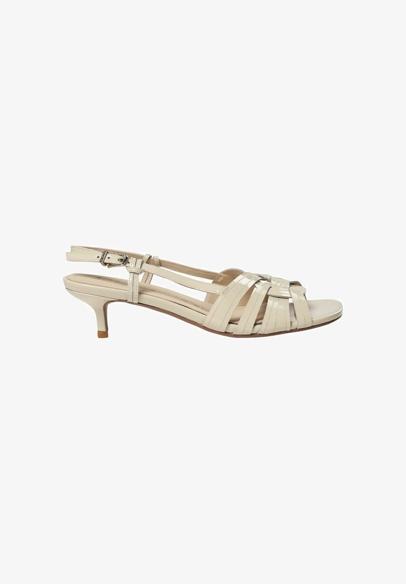 Μπεζ δερμάτινο σανδάλι slingback με χαμηλό τακούνι kitten, ανοιχτό δάχτυλο, σχέδιο πλεγμένου ιμάντα και ρυθμιζόμενο κλείσιμο με αγκράφα σε λευκό φόντο.
