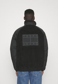 Tommy Jeans MIX MEDIA JACKET - Giacca in pile - black