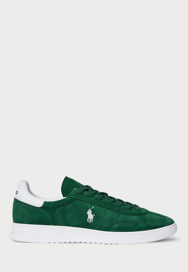 Groene suède sneakers met een witte accenthak, voorzien van een logo, vijf veterogen en een gestructureerde rubberen zool. Klassiek ontwerp van een tennisschoen.