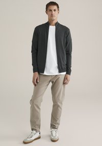 WE Fashion FUNDAMENTALS - Vest - greyish green