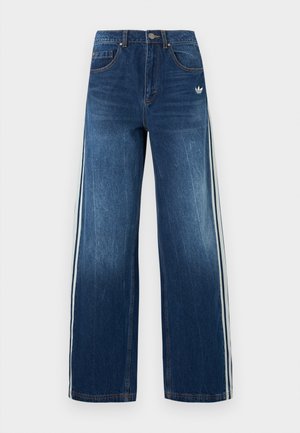 Jean large en denim, bleu foncé avec des bandes latérales bleu clair, design à cinq poches, bouton et fermeture éclair en métal, texture délavée.