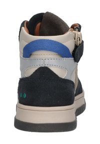 Hoge sneaker met een bovenwerk van suede in zwart en grijs, blauwe accentriem, gestructureerde hak en beige rubberen zool. Detail van een ritssluiting aan de achterzijde.