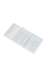 Portafoglio in tessuto grigio con una superficie liscia. Presenta una sezione foderata in rosa e numerosi scomparti per carte. Design aperto per un facile accesso ai contenuti.