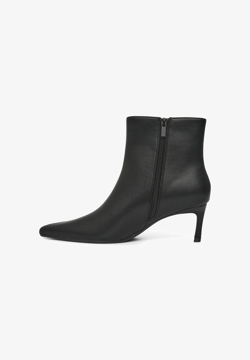 Bottine en cuir noir avec fermeture éclair latérale, bout pointu et talon fin de hauteur moyenne sur fond blanc.