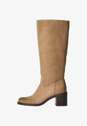 Tan suède laarzen tot de knie met een vierkante neus, blokhak en minimale stiksel. Het bovenwerk heeft een gladde, matte textuur.