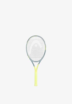 Raquette de tennis avec une poignée jaune et un cadre gris, cordes noires tendues avec précision, présentée verticalement sur fond blanc.