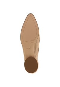 Chaussure à talon haut beige avec un bout pointu et une tige en daim lisse. Semelle plate avec une texture de grip subtile et une marque au fond.