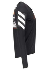 Schwarzes Langarmshirt mit geradem Schnitt. Mit orangefarbenen und weißen Grafiken auf der Vorderseite und einem weißen geometrischen Muster auf dem Ärmel.