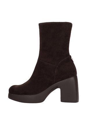Botín de ante marrón oscuro con tacón de bloque y punta redondeada, diseñado para la moda y comodidad femenina.