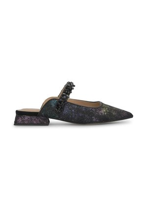 Chaussure slingback à bout pointu avec une tige texturée noire et multicolore. Présente une sangle décorative en perles noires et un petit talon carré.