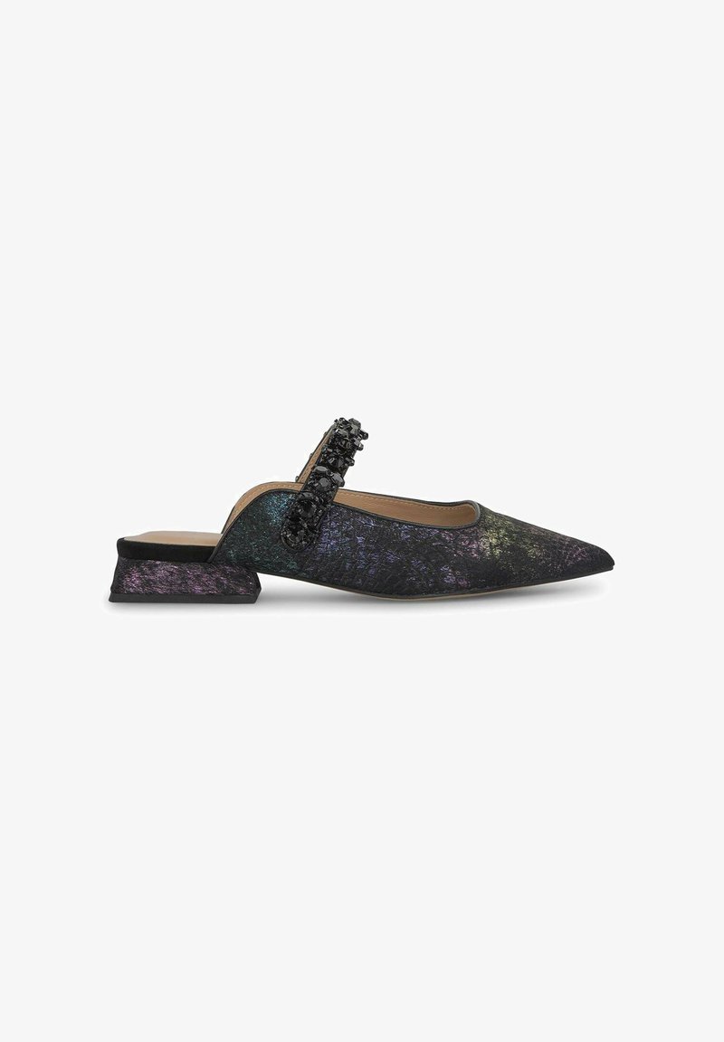 Chaussure slingback à bout pointu avec une tige texturée noire et multicolore. Présente une sangle décorative en perles noires et un petit talon carré.