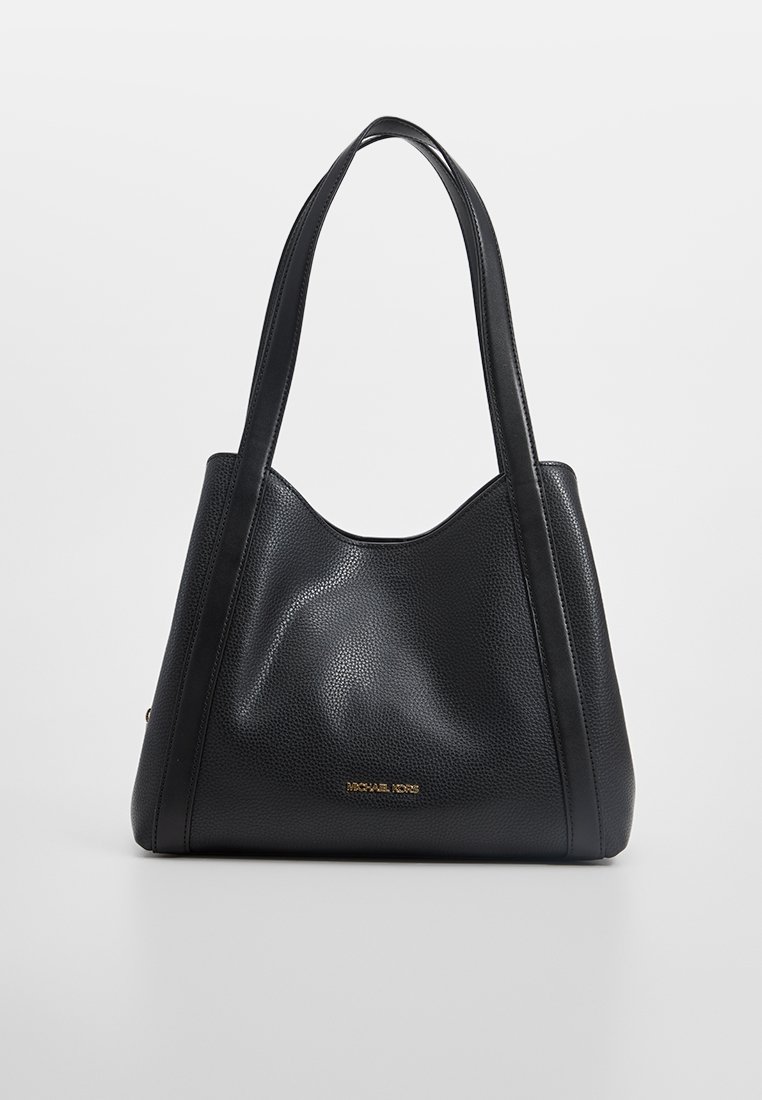 Zwarte steentjes leren tote bag met twee lange hengsels, gladde bovenranden en een gouden logo accent in het midden onderaan.