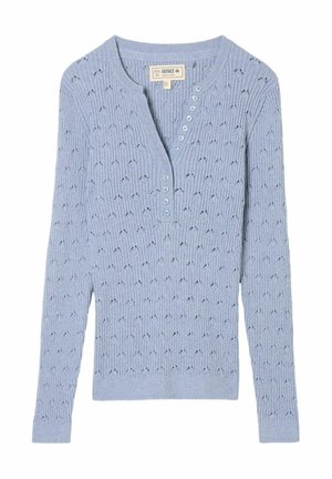 Jasnoniebieski prążkowany sweter z długimi rękawami, plisą na guziki i ozdobnymi otworami na całej powierzchni tkaniny. Miękki dzianinowy materiał o fakturze.