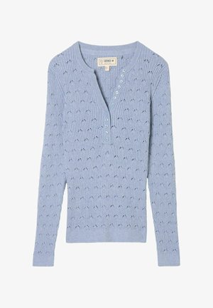 Hellblauer, gerippter Pullover mit langen Ärmeln, Knopfleiste und dekorativen Löchern im gesamten Stoff. Weiches, strukturiertes Strickmaterial.