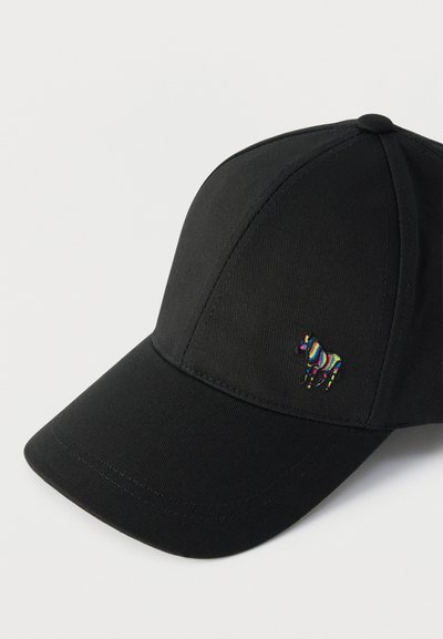 Μαύρο καπέλο μπέιζμπολ με δομημένο σχέδιο και καμπυλωτή γείσο, με πολύχρωμο κεντητό λογότυπο ζέβρας στο μπροστινό μέρος.