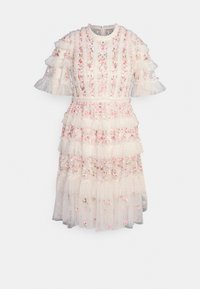 Robe blanche au genou avec broderie florale rose, volants en tulle superposés sur les manches et la jupe, et un col rond.