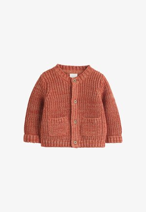 Rostorange gestrickte Babystrickjacke mit langen Ärmeln, Knopfverschluss vorne, zwei Fronttaschen sowie geripptem Kragen und Bündchen.