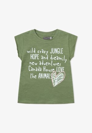 Camiseta verde de manga corta para niño pequeño con texto blanco que dice "wild crazy JUNGLE HOPE and dreamily new adventures Canada House LOVE the ANIMALS" y un corazón decorativo.