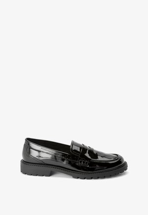 Mocassin en cuir verni noir avec semelle en caoutchouc épaisse et détail de bride penny, conçu pour un port formel ou décontracté.