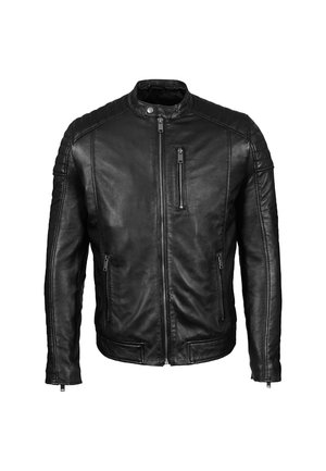 Veste en cuir noir avec un col haut, des accents matelassés aux épaules, des poches zippées et une coupe ajustée. Texture lisse dans l'ensemble.