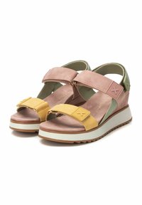 Sandalias de cuña con una mezcla de gamuza rosa, amarilla y verde. Presentan tiras cruzadas y una suela blanca con un patrón texturizado.