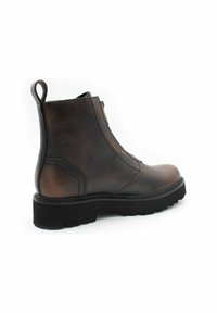 Stivale alla caviglia in pelle marrone con finitura liscia, punta rotonda, suola robusta, linguetta e pannelli angolari di accento sul tallone.