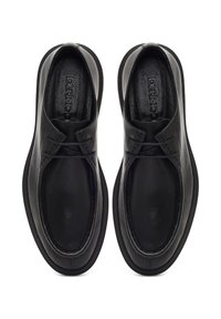 Scarpe in pelle nera con una texture liscia, design a punta tonda, cuciture a contrasto e allacciatura frontale. Fodera interna morbida per il massimo comfort.