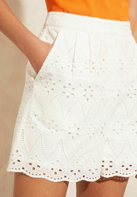 Love & Roses ELASTICATED BACK BRODERIE - Šorti - ivory