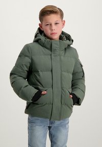 Groene pufferjack met een capuchon, voorzien van een ritssluiting, twee voorzakken en zwarte gebreide manchetten, gemaakt van zacht, gewatteerd materiaal.