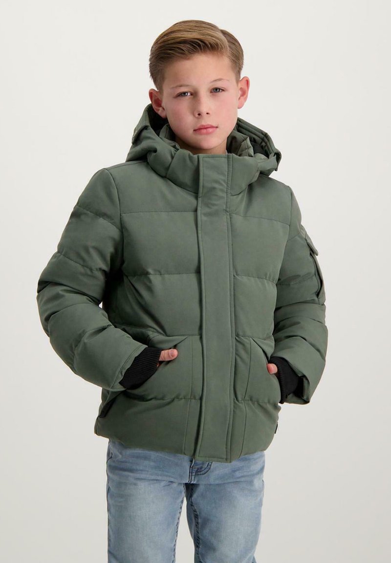 Groene pufferjack met een capuchon, voorzien van een ritssluiting, twee voorzakken en zwarte gebreide manchetten, gemaakt van zacht, gewatteerd materiaal.