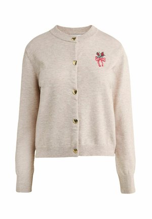 Beige vest met hartvormige gouden knopen en een kleine geborduurde rode strik met groene bladeren aan de bovenkant links.