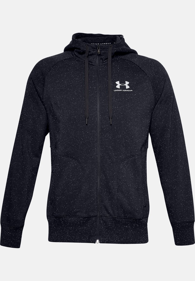 Felpa nera con zip, texture chiazzata, cappuccio e tasche frontali. Presenta il logo Under Armour sul lato sinistro del petto.