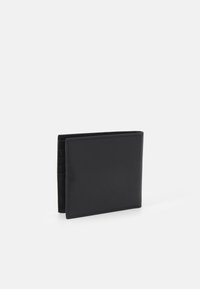 Portafoglio in pelle nera con un design sottile e pieghevole. Presenta diversi slot per carte e una superficie liscia. Nessun hardware o decorazioni visibili.