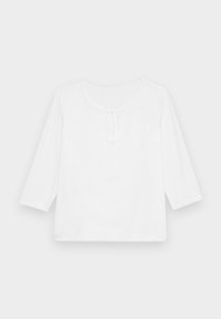 Witte, driekwart mouw, losse top met een ronde halslijn en een kleine sleutelgaatje aan de voorkant. Gladde textuur, geen patronen.