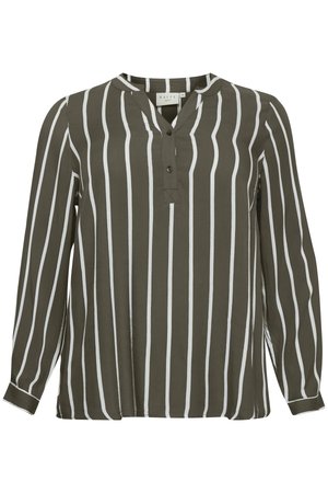 Blouse longue à manches longues vert olive foncé avec des rayures blanches verticales, dotée d'une patte de boutonnage partielle et d'une coupe décontractée. Texture lisse.