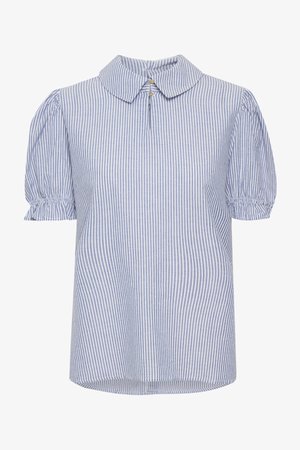 Svijetloplava i bijela prugasta bluzica s klasičnim ovratnikom, kratkim napuhnuta rukavima i dugmetom za zatvaranje na vratu, izrađena od mješavine pamuka.