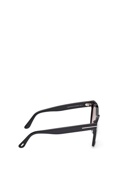 Mustat aurinkolasit suorakulmaisen muotoisella kehykellä, litteillä varsilla ja hopeisella vaakasuoralla korostuksella sivussa. Linssit on varustettu gradienttivärityksellä.