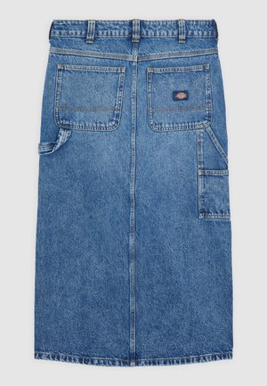 Dżinsowa spódnica w jasnoniebieskim kolorze, średniej długości, prosty krój, posiada tylne kieszenie i kieszeń boczną, wykończone szwami, oraz metkę marki.