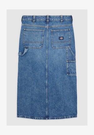 Dżinsowa spódnica w jasnoniebieskim kolorze, średniej długości, prosty krój, posiada tylne kieszenie i kieszeń boczną, wykończone szwami, oraz metkę marki.