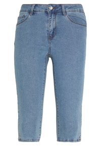 Ljusblå denim capribyxor med en klassisk femfickorsdesign, zip-fly och synlig sömnad längs sömmarna.