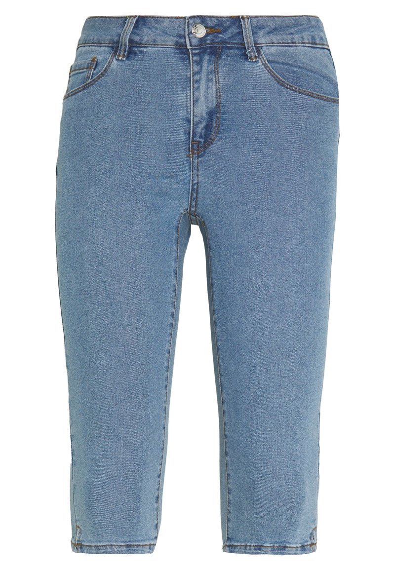 Ljusblå denim capribyxor med en klassisk femfickorsdesign, zip-fly och synlig sömnad längs sömmarna.